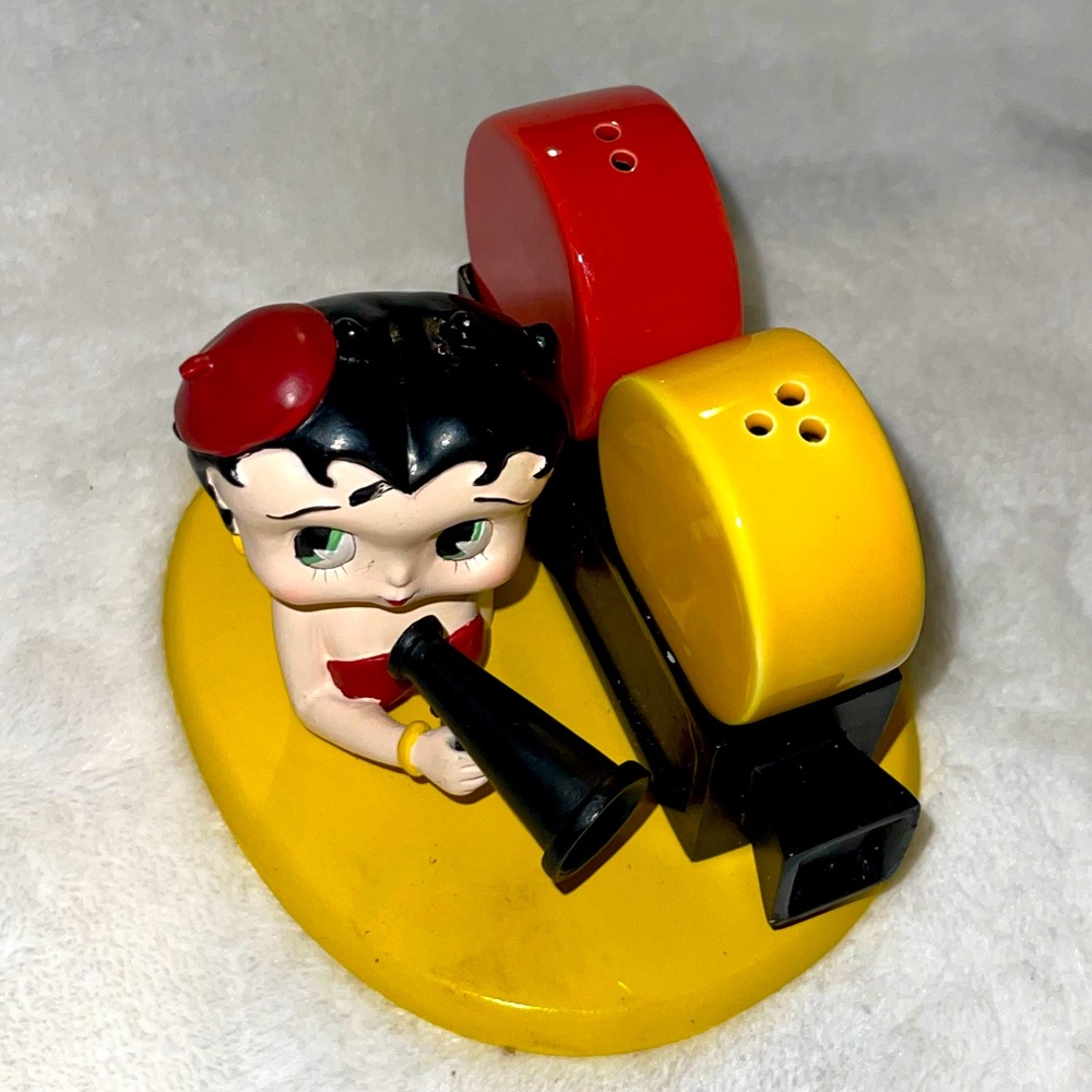 Vintage Betty Boop 1995 Vandor Movie Camera Salt & Pepper Shaker Set (RARE).